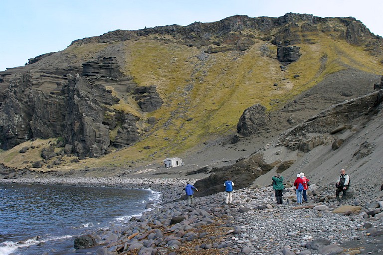 Strand op Jan Mayen. In de 17e eeuw liepen hier Nederlandse walvisvaarders.