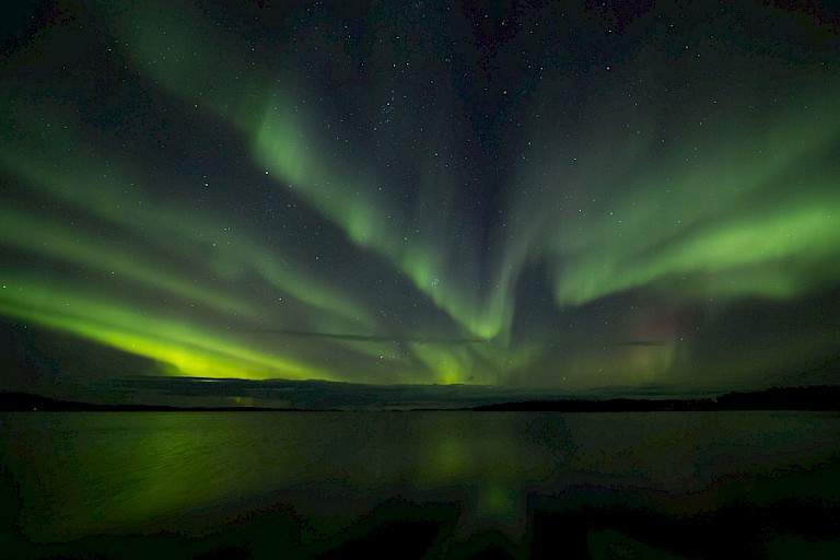 Noorderlicht boven het meer.