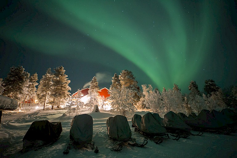 Het hotel onder een lucht met noorderlicht.