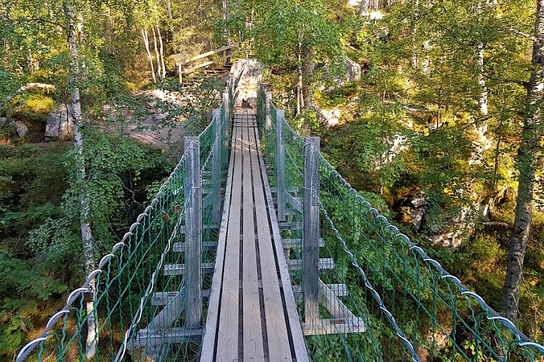 Soms moet er een kloof overbrugd worden. Oulanka NP.