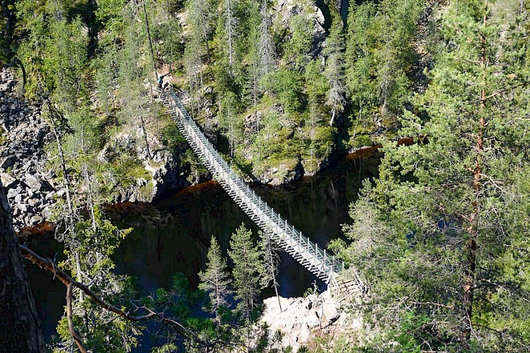 De spectaculaire hangbrug in het Hossa NP.