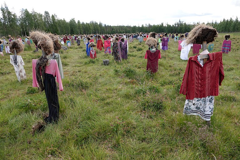 Kunstwerk "Silent People" van Reijo Kela, langs de weg van Suomussalmi naar Inari.