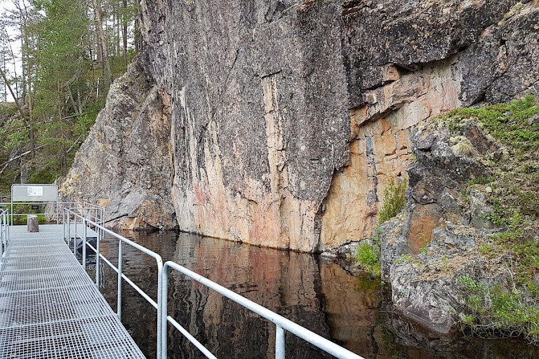Een ijzeren pad voert u naar de rotstekeningen in Hossa NP.