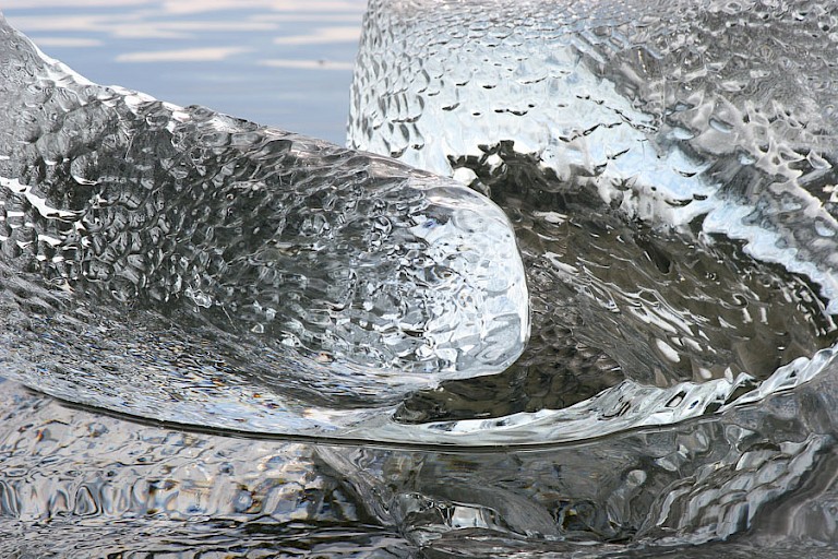 Belletjesstructuur in een brok gletsjerijs.