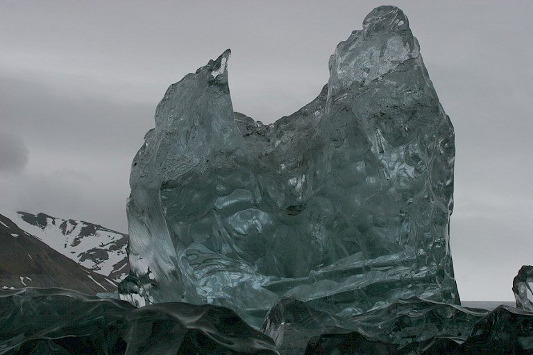 Enorme brok gletsjerijs.