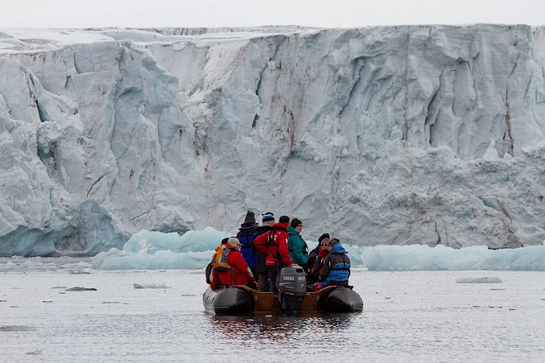Zodiaccruise bij een gletsjerfront.