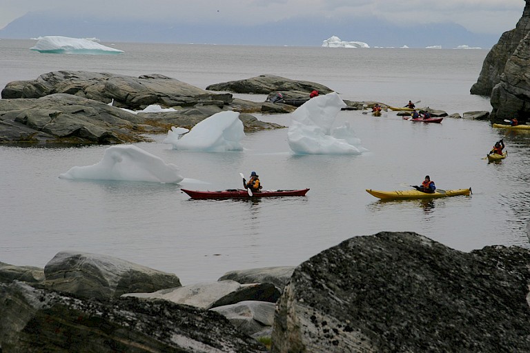 Kajakken in een rustige baai.