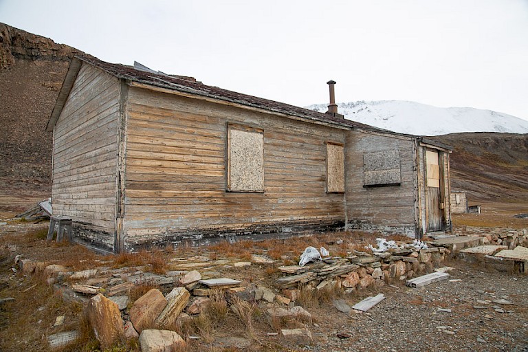 Verlaten hut op Dundas harbour.