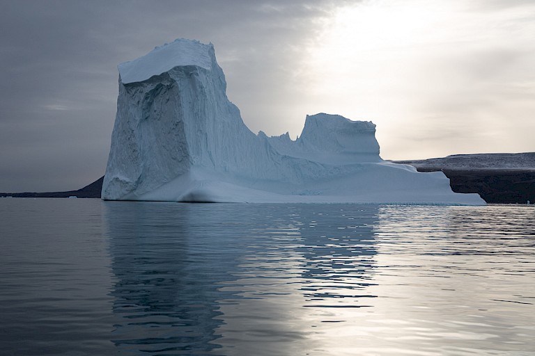 Enorme ijsberg in Croker Bay, afkomstig van de gletsjer op Ellesmere.