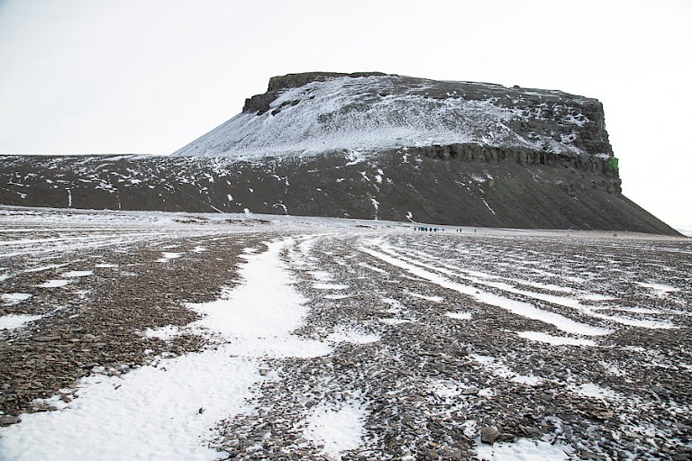 De kenmerkende berg op Radstock Bay.