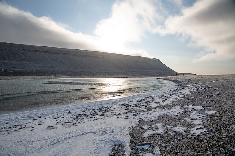 Stranden van Port Leopold op Somerset.