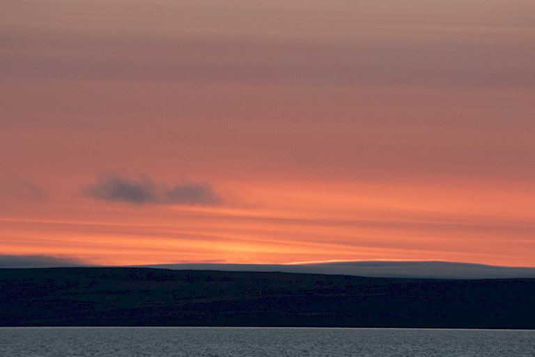 In deze tijd van het jaar gaat de zon weer onder, hetgeen mooie kleuren oplevert.