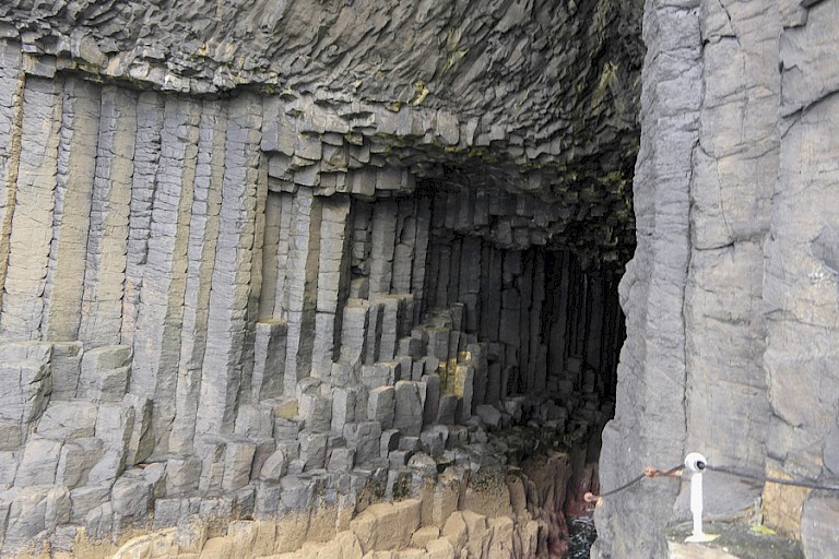 Een van de grotten die de inspiratie waren voor Fingal's Cave van Mendelsohn. 
Foto: Sigrid Martin.