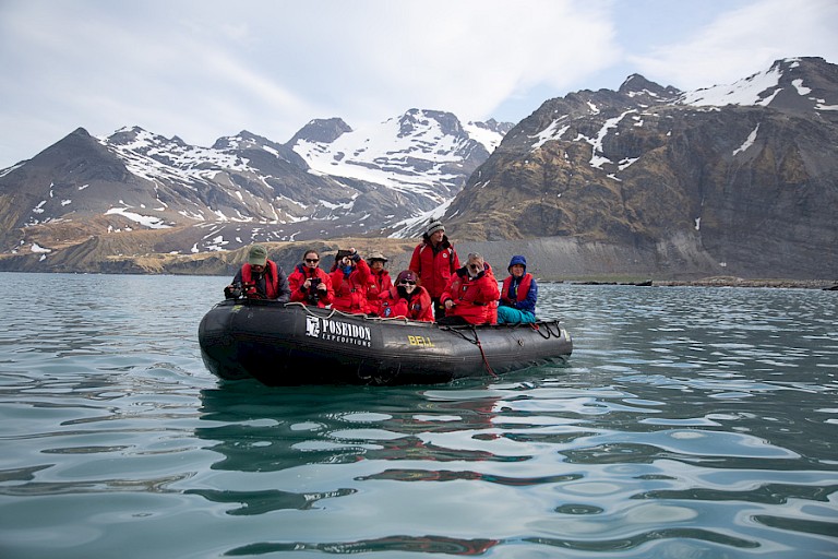 Met de zodiac een cruise maken langs het strand.