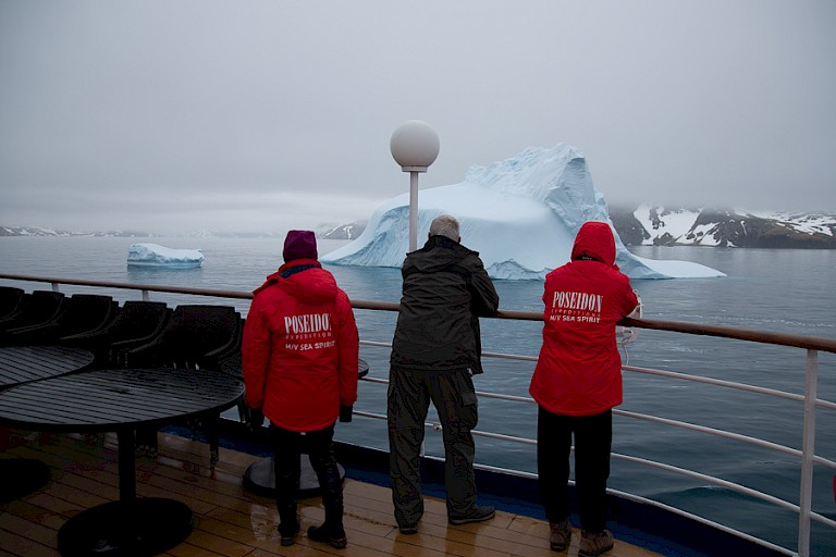 Op het achterdek kunt u het landschap en eventueel voorbij drijvende ijsbergen goed observeren.