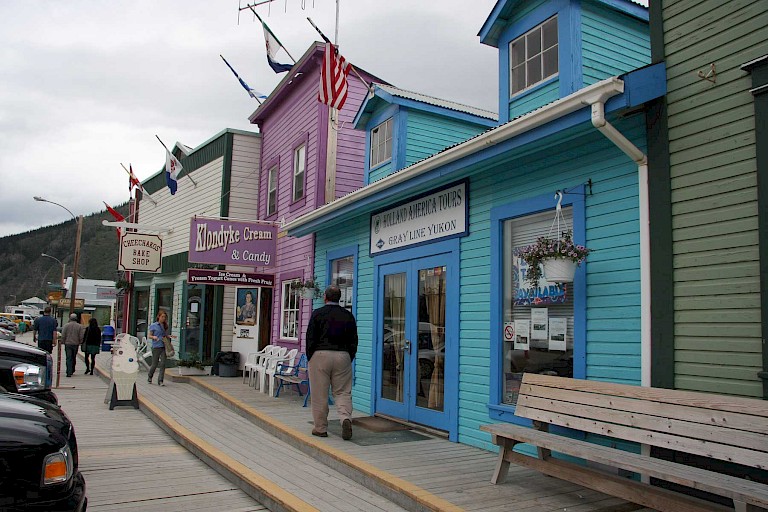 Een van de oude straatjes in Dawson City.