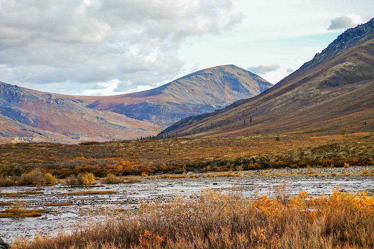 Wandelen in de Tombstone Mountains door valleien en over de bergruggen.
