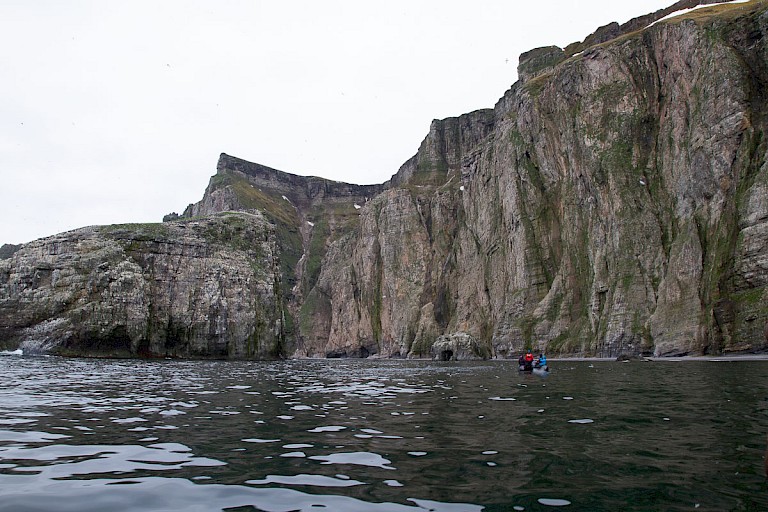 De steile kliffen van Bereneiland.