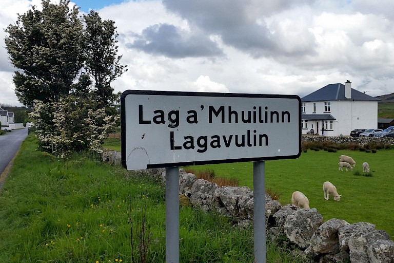 Lagavullin is een van de whiskystokerijen op Islay.