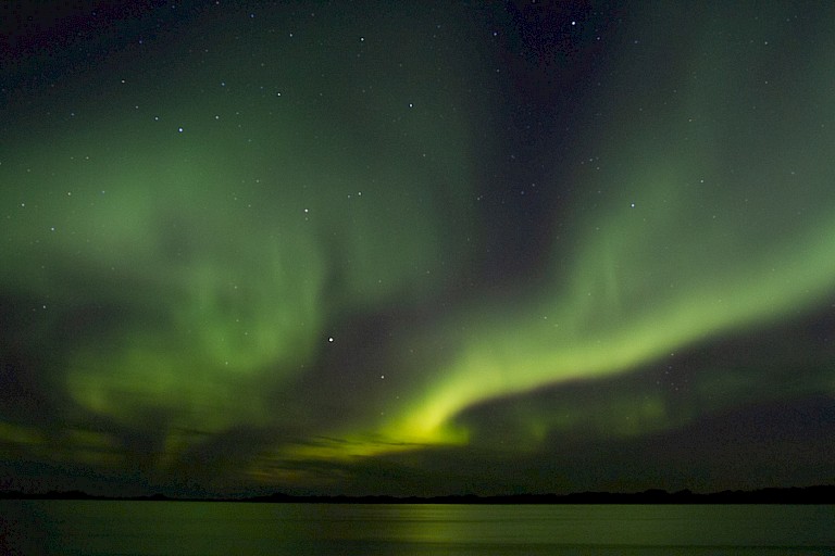 Noorderlicht (Aurora borealis) op zee.