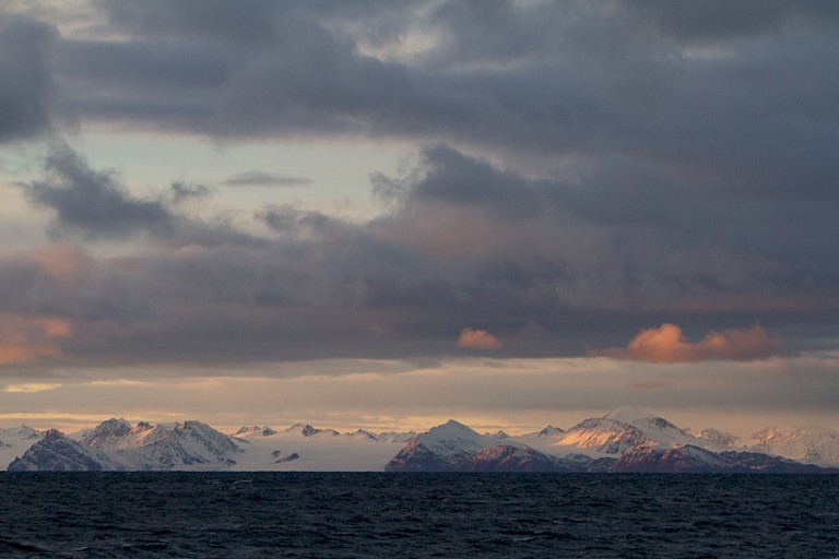 Varend naar het zuiden kijk je uit op de kustlijn.