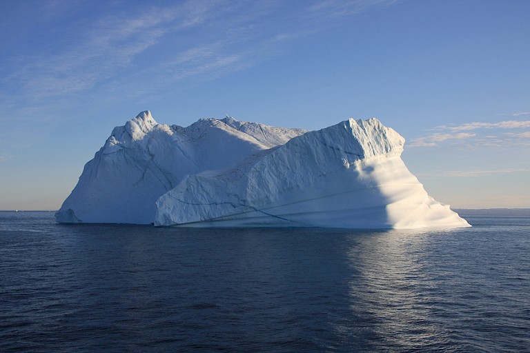 Enorme ijsberg bij de oostkust van Groenland.