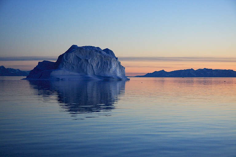 IJsberg in het mooie licht van de ondergaande zon.