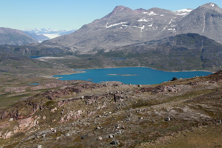 Het zuiden van Groenland met een berglandschap en helder blauwe meren
