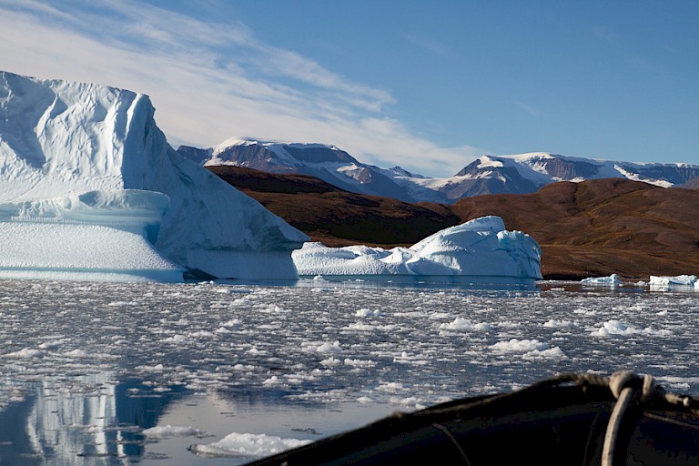 Verder varend door de Scoreby Sund