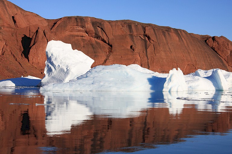 Kenmerkende rode bergen in de Scoresby Sund
