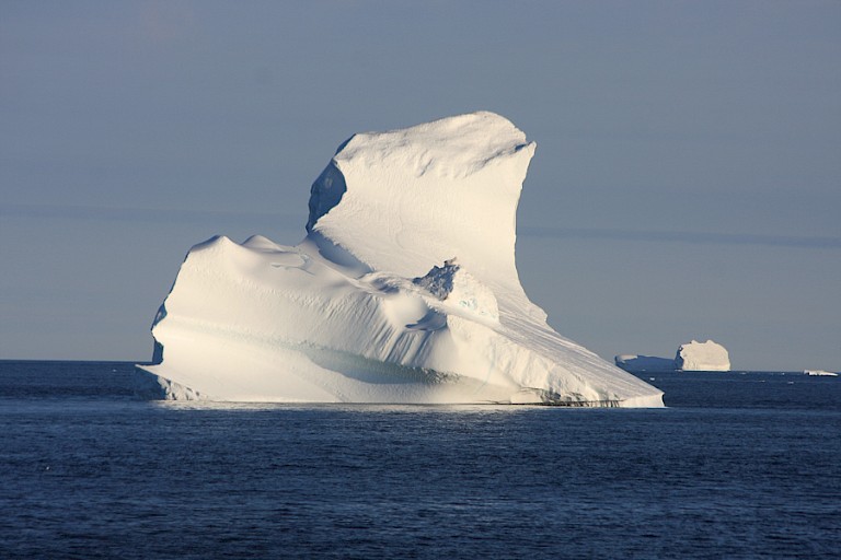 IJsbergen verschijnen tijdens de oversteek naar Oost-Groenland.