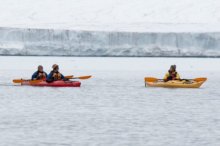 Kajakkers bij een gletsjerfront.