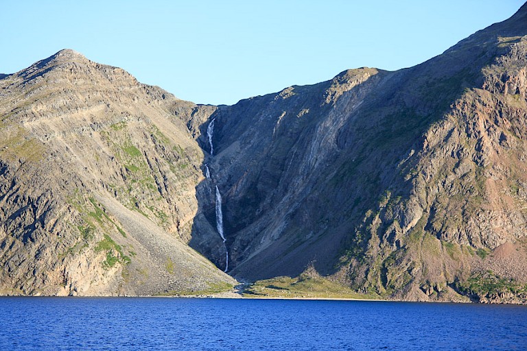 Diepe kloven met watervallen.