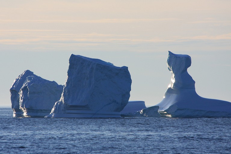 Gigantische ijsberg tijdens de oversteek van Groenland naar Baffin (Canada).