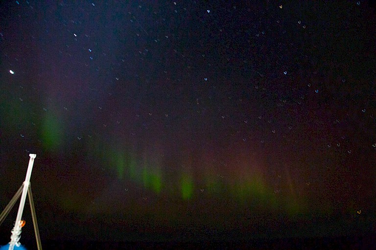 Het is moeilijk om op een bewegend schip foto's van het noorderlicht te maken, maar er naar kijken kan altijd.