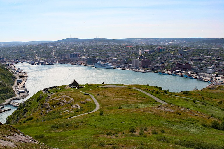 Uitzicht op St. John's NFL vanaf Signal Hill.