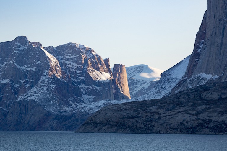Bizarre landschap van de Pangnirtung Fjord.