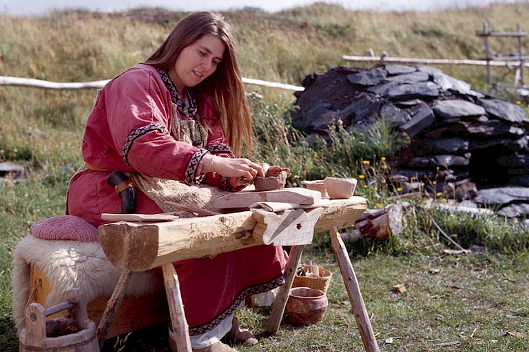 Medewerkster van het openluchtmuseum Norsted.