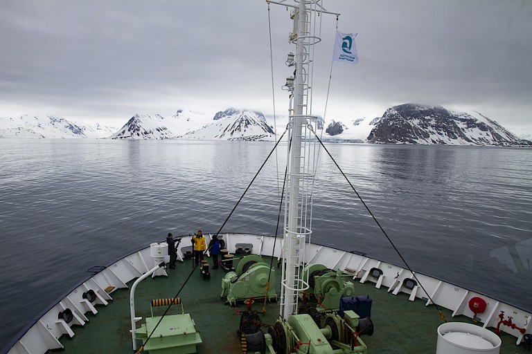 De Ortelius varend langs de noordelijke kust van Sptisbergen.