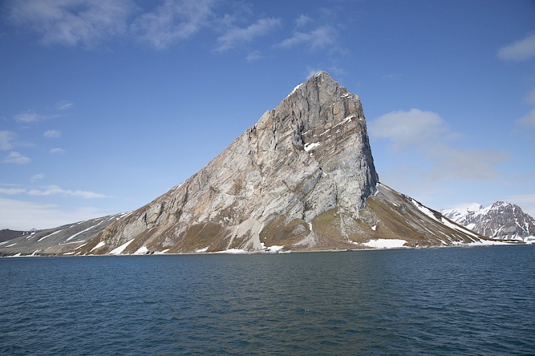 De kenmerkende berg bij de ingang van de Hornsund.