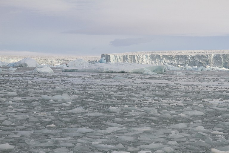 Het gletsjerfront van de Austfonna komt in zicht.
