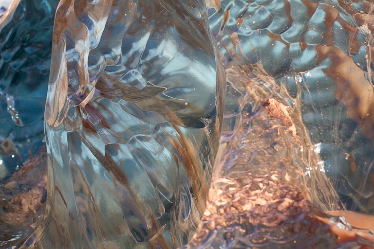 Structuren en kleuren in gletsjerijs.