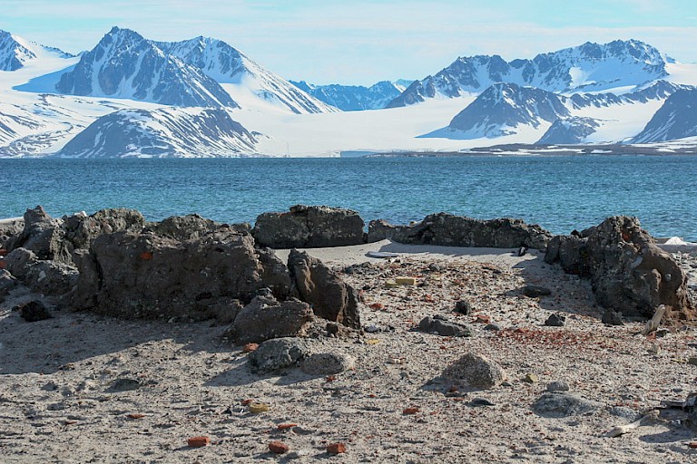 Overblijfselen van een traanoven op Smeerenburg.