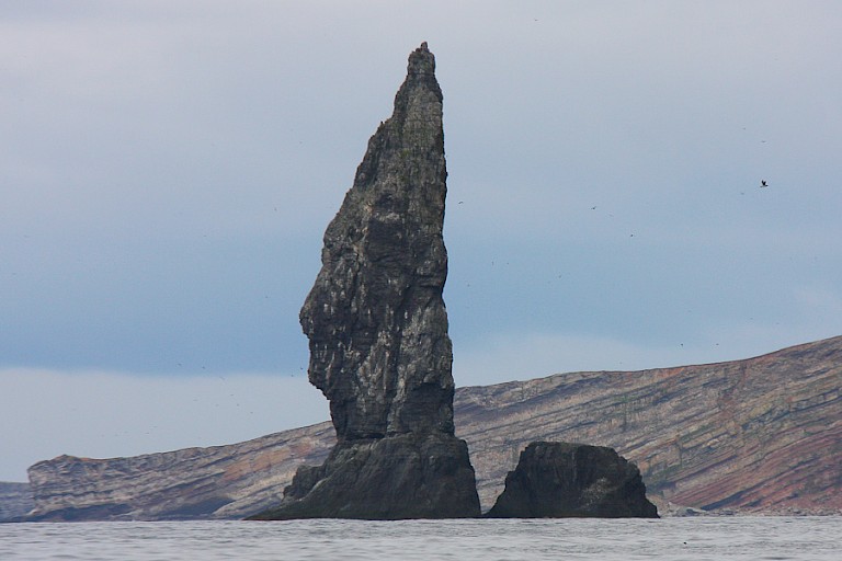 Een van de vele rotspunten voor de kust van Bereneiland.
