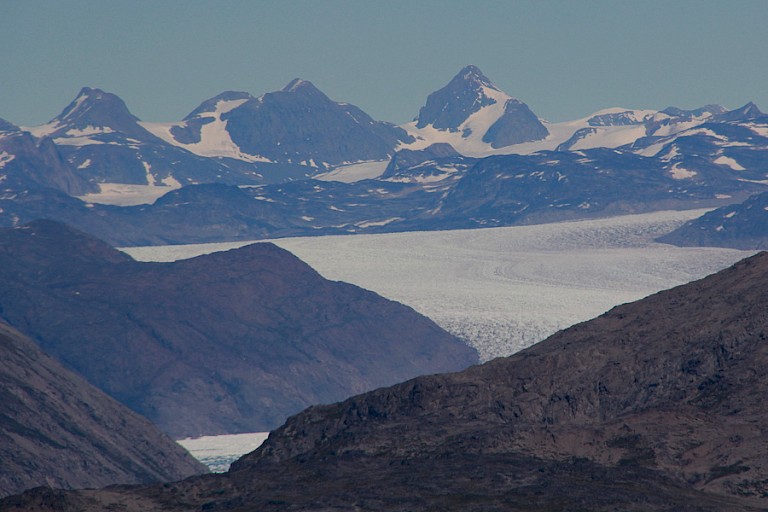 Vergezicht op één van de vele gletsjers die Zuid-Groenland rijk is.