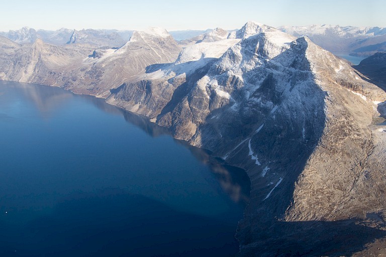 Het ruige berglandschap is boven gezien nog indrukwekkender
