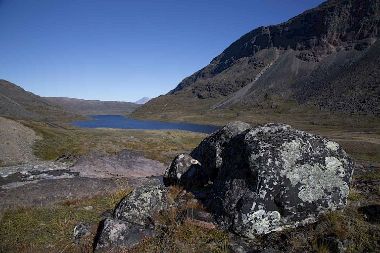 Wandelen in een vallei aan de Prins Christian Sund