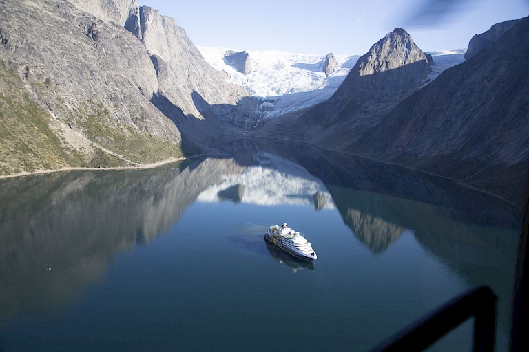 Helikoptervlucht met landing achter in de Tasermiutfjord