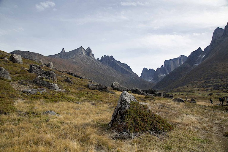 Vallei met de kenmerkende bergtoppen van de Tasermiutfjord
