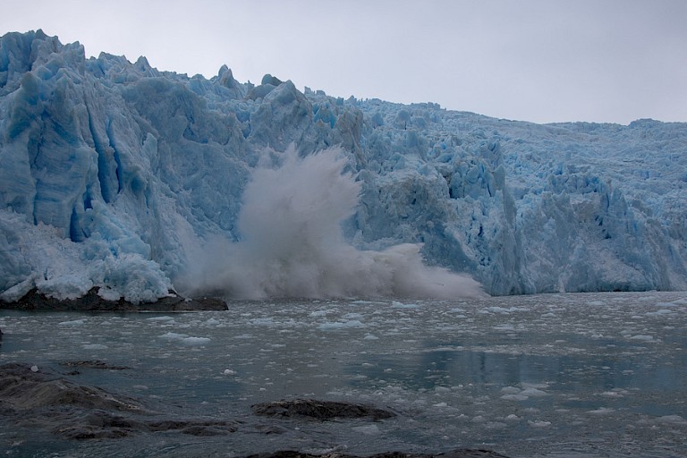 Afkalvend gletsjerfront.